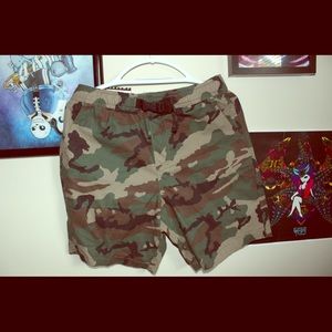Empyre elastic waist Camo shorts with front buckle